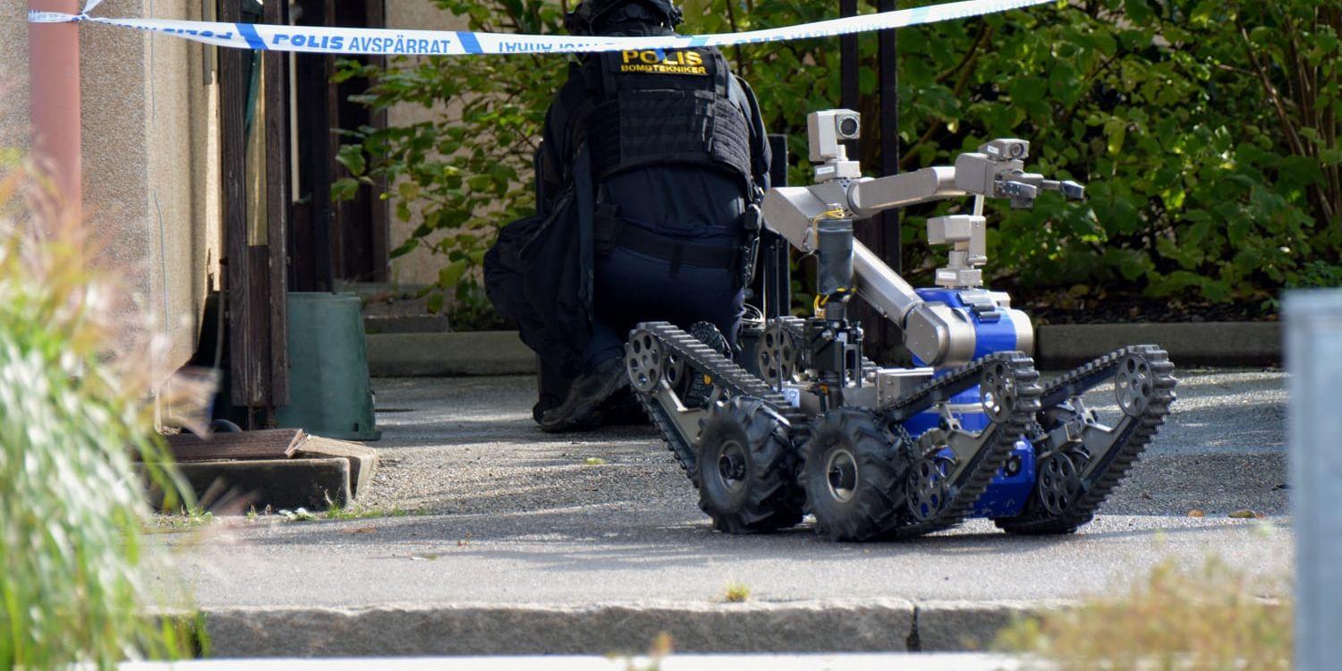Polisens bombgrupp fanns under måndagen på plats och undersökte det misstäntka föremålet med hjälp av en bombrobot. FOTO: Mikael Berglund/NyheterSTO