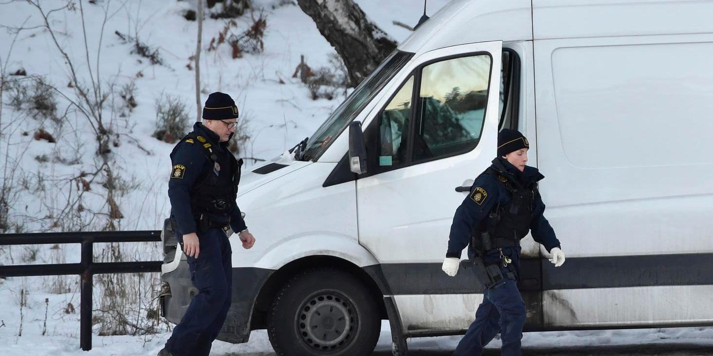 Polisen undersöker en hyrbil söder om Stockholm där en kvinna och ett barn ska ha hittats döda.