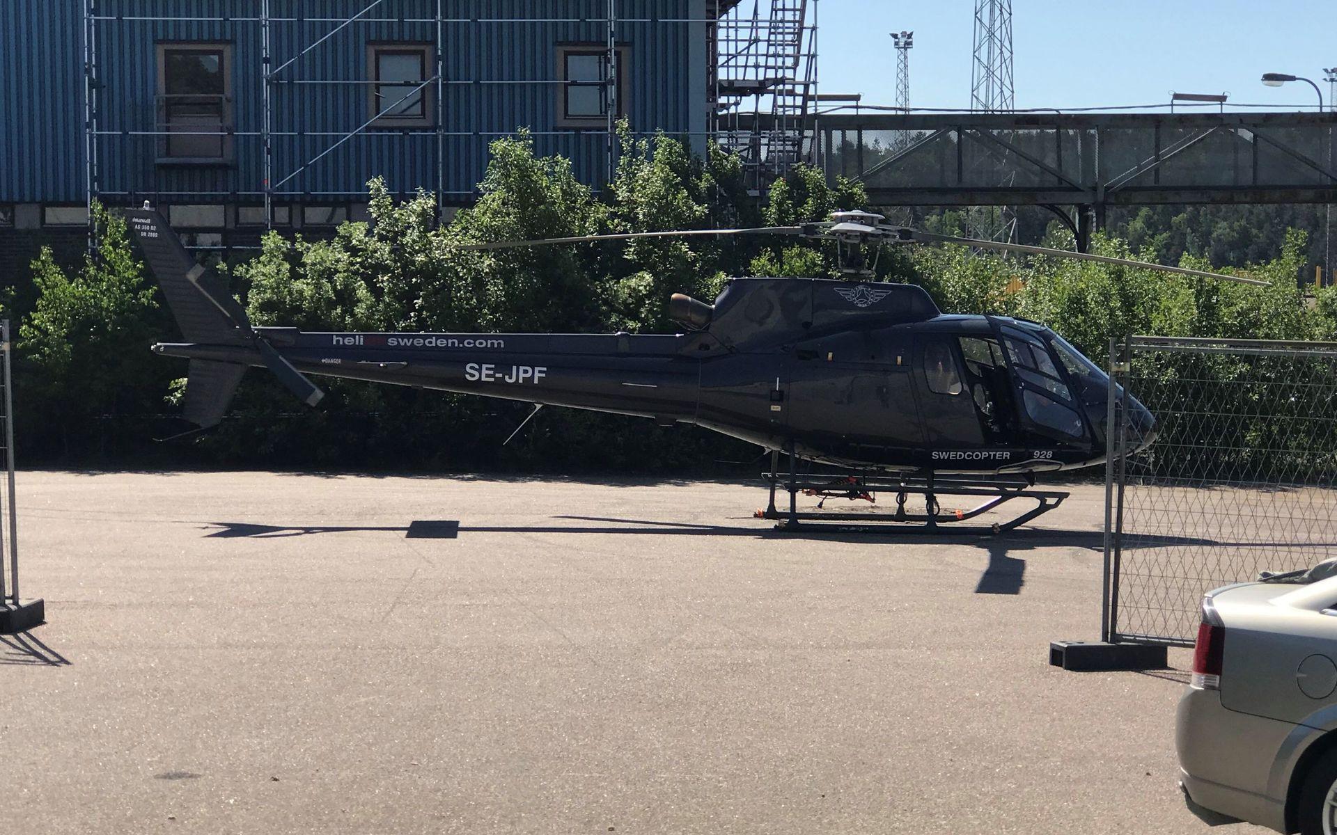 Helikoptern utanför företagets portar.