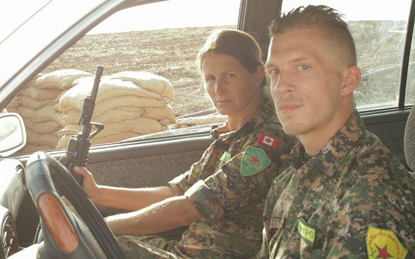 Tillsammans med YPG-soldaten Hanna Bohman från Kanada.Bild: Privat