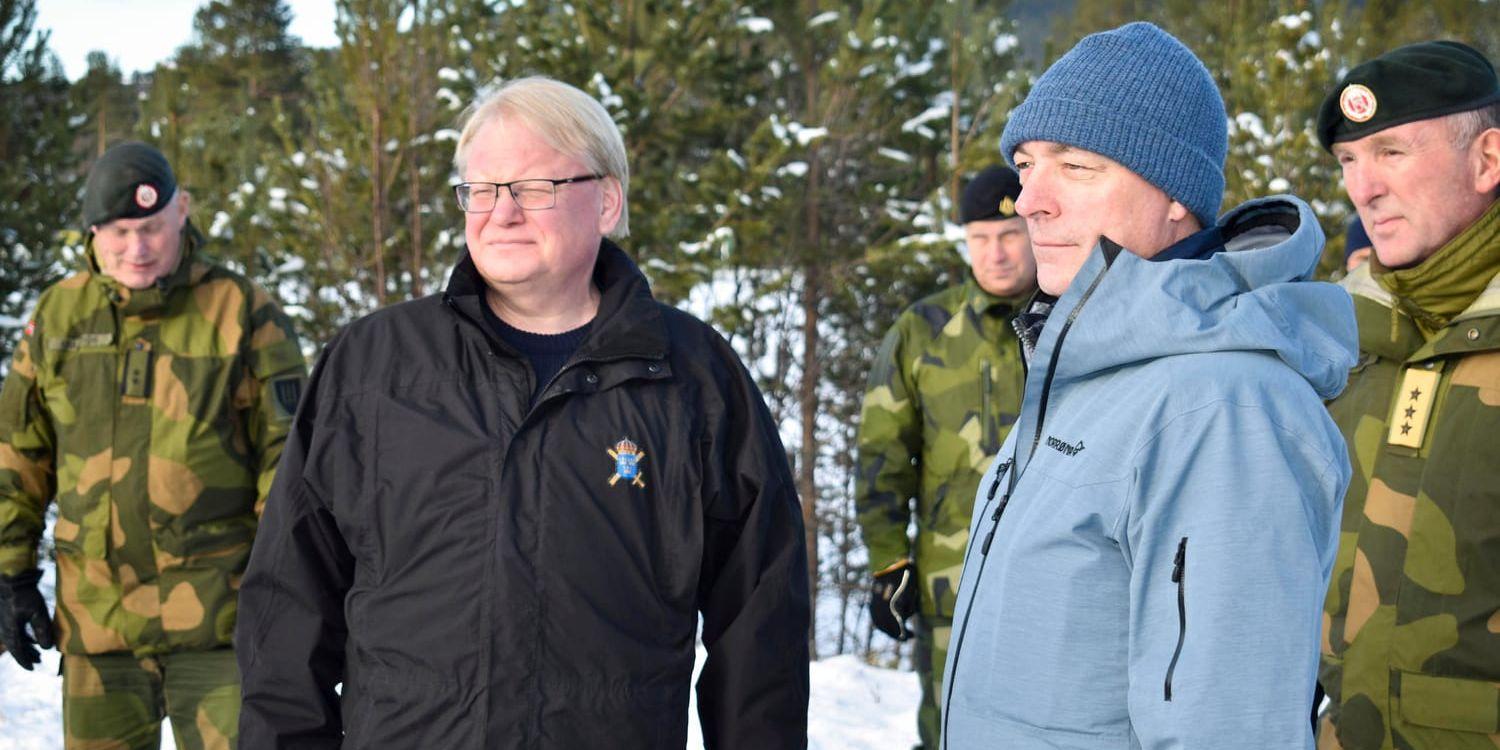 Peter Hultqvist tillsammans med Norges försvarsminister Frank Bakke-Jensen bland svenska soldater under den stora Natoövningen Trident Juncture 18 i Norge tidigare i vinter. Arkivbild.