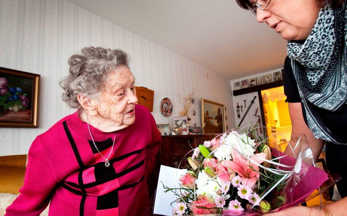 När Alice fyllde 104 år uppvaktades hon av TTELA:s familjeredaktör Susanne Engdahl-Jensen. Bild: Tomas Fasth
