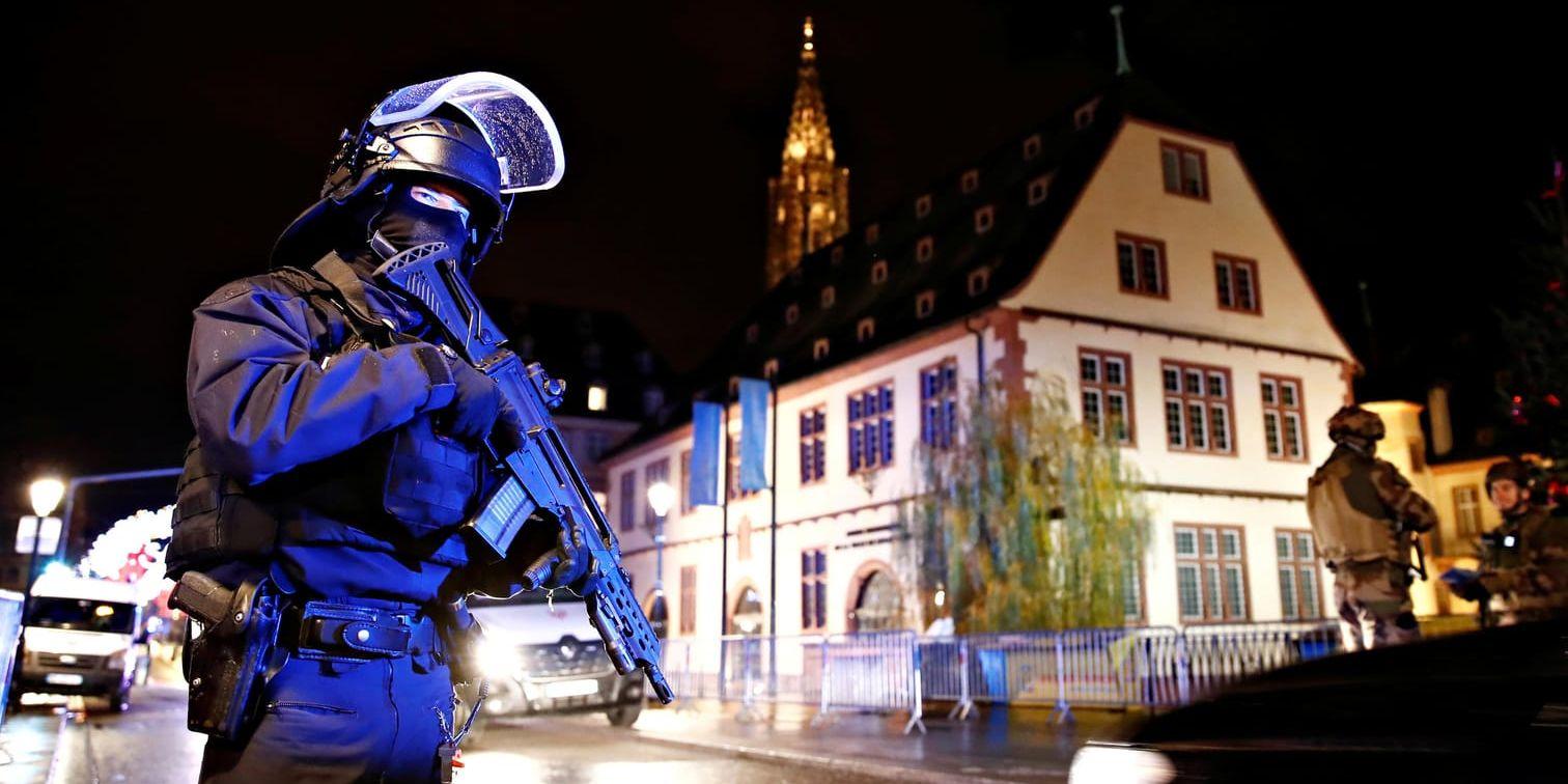 Intensiva polisinsatser pågår i jakten efter den gärningsman som dödat flera människor i Strasbourg.