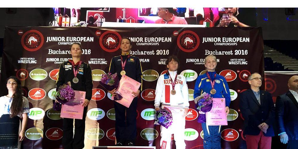 Medaljörerna i fristilens 63-kilosklass har fått sin belöning vid junior-EM i Bukarest. Från vänster; Luzie Manzke, Tyskland (tvåa), Kriszta Tunde, Rumänien (etta och europamästarinna), samt Maria Kuznetsova Ryssland, och Olivia Henningsson, Sverige, som båda blev bronsmedaljöser.