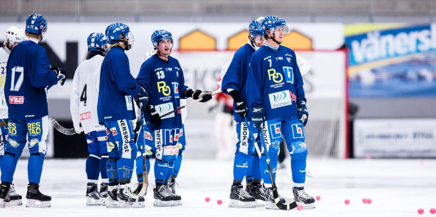 IFK Vänersborg begick ispremiär på måndagskvällen med bland annat nye ryske storstjärnan Sergej Lomanov (nr 7) i spetsen. Men innan IFK-spelarna äntrade isen gick brandlarmet på grund av pyroteknik i samband med introt.