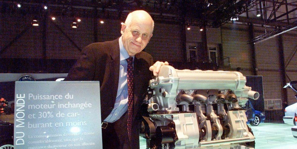 Utställning. Per Gillbrand med den nya snålmotorn SVC från Saab på Genèveutställningen i Schweiz i mars 2000.
