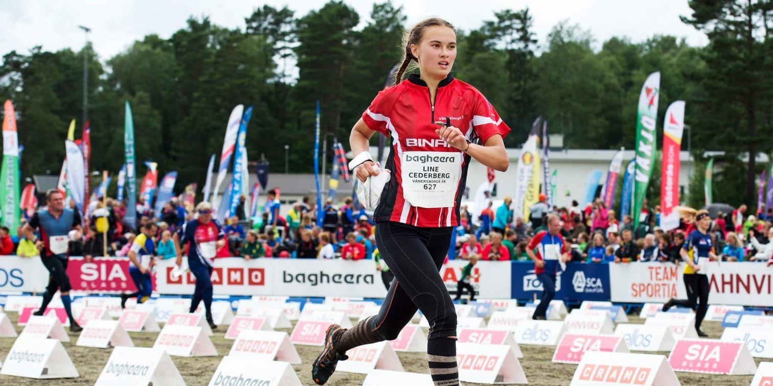 Line Cederberg från Vänersborg tävlar i den danska landslagsdressen under junior-VM i orientering.