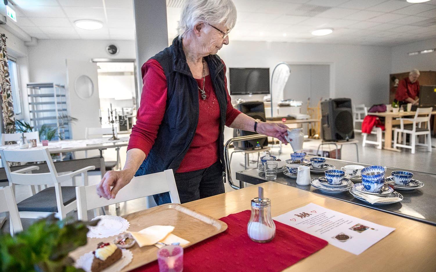 Efter ”Skivor till kaffet” dukar Margaretha Skoglund av borden och Ove Svensson packar ihop sina skivor.
