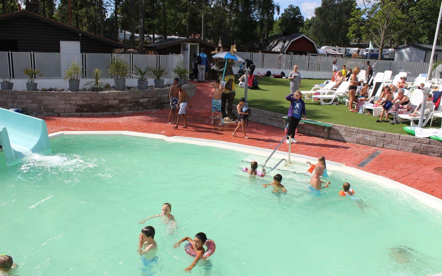 Nästan alla barn som följt med upp till Ursand camping och resort hoppade direkt i poolerna och testade på rutschkanorna. Bild: Lovisa Meijer