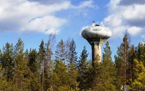 Ett UFO-liknande hus sticker upp bland träden i Bråvalla. Bild: Fortifikationsverket