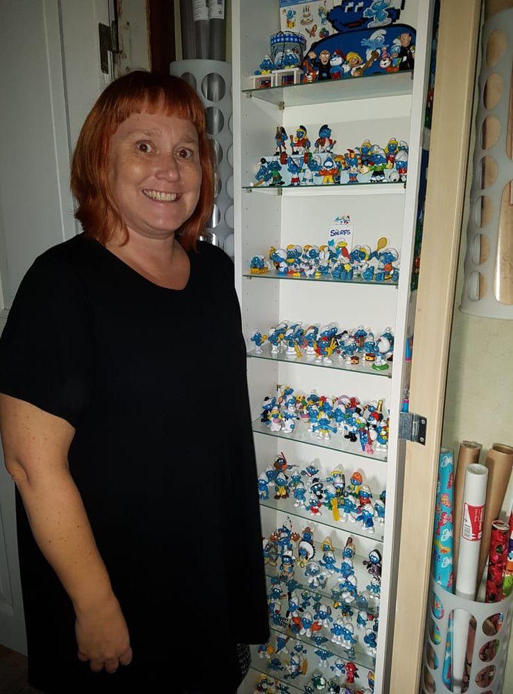 Blå kärlek. Pia Åkesson har sedan hon var barn samlat på smurfar och samlingen består numera av drygt 300 figurer. Bild: privat