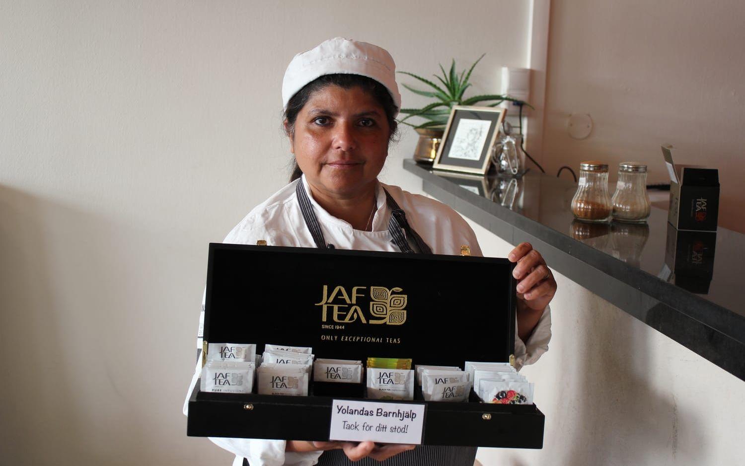 Tedags. Yolanda Vigren säljer fina tesorter för att hjälpa sjuka och handikappade barn på Sri Lanka. Boxarna fyller hon på regelbundet med alla de smaker av utsökt te.