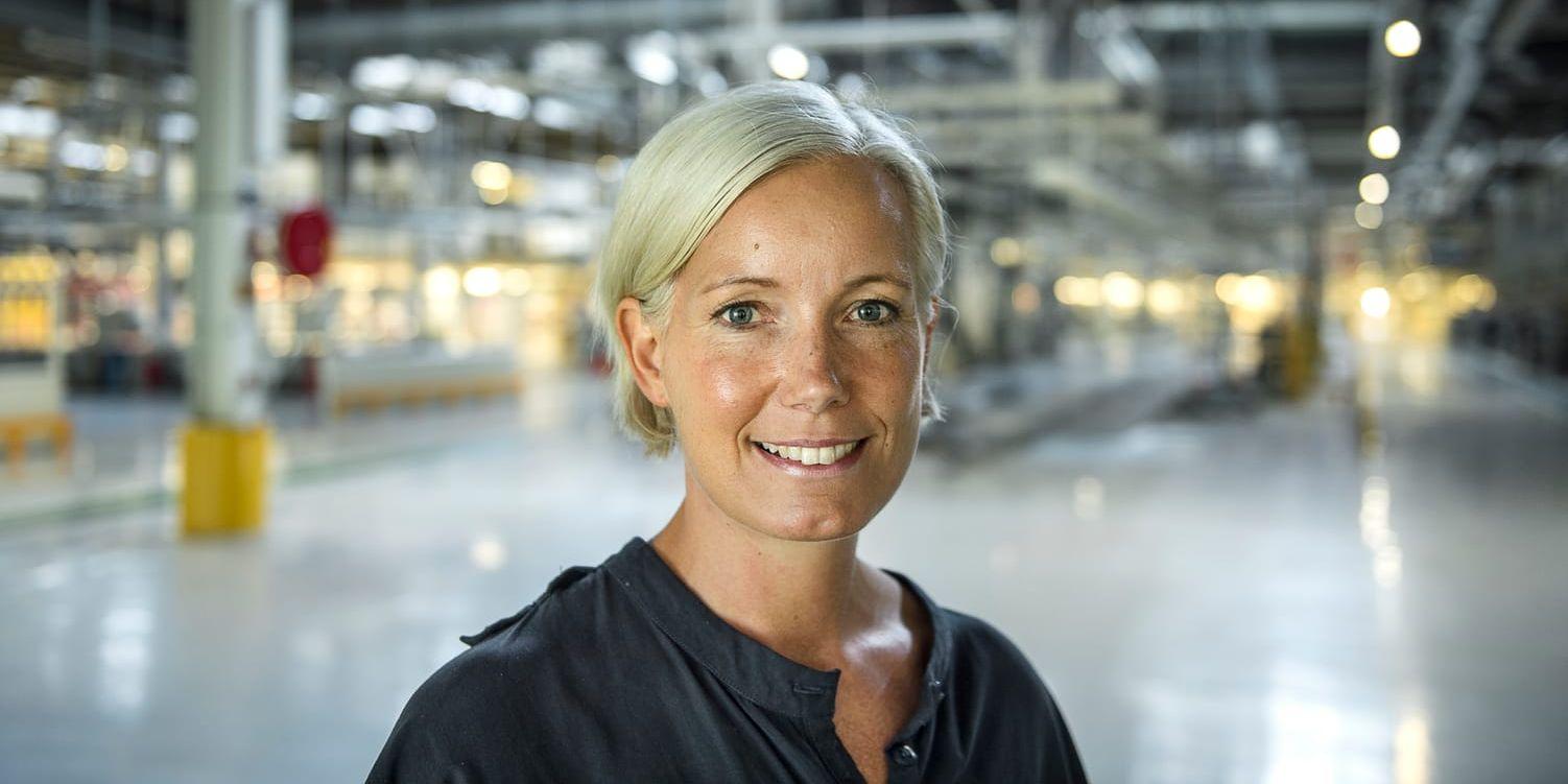 Ulrika Hultgren, presschef på Nevs, framför monteringsfabriken i Trollhättan.