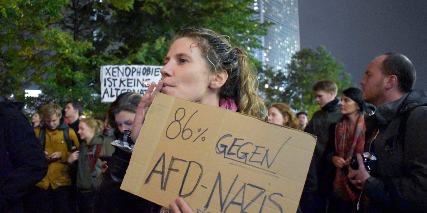 Natalie Goldman är utanför AFD:s valvaka för att protestera mot högerpopulisternas framgångar i valet. "Det är sjukt att tyskar röstar på nazister igen", säger hon om resultatet.