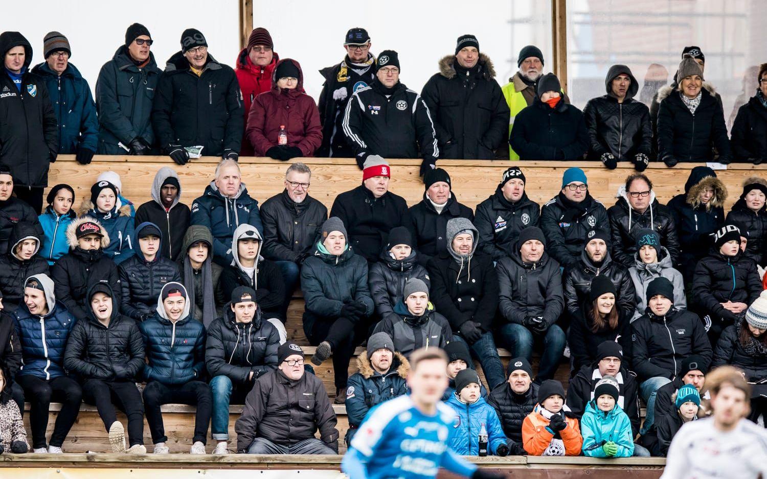 Bild: Sebastian LaMotte. Drygt 800 personer kom till Vänersvallen, de flesta mycket nöjda med vad VFK presterade.