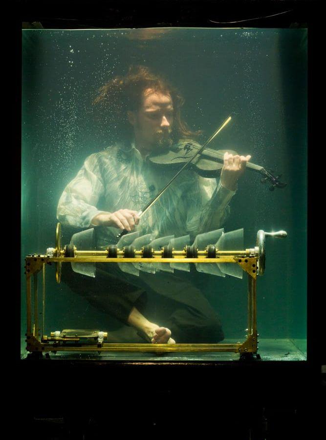 I en unik konsetrupplevelse syns fem artister som tar sig ner i en vattenfylld box där de spelar med specialgjorda instrument och sjunger under vattnet. Foto: Jens Peter Engedal.
