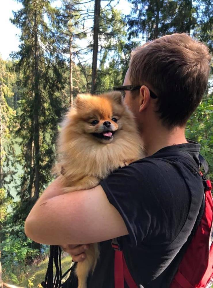 ”Pomeranian Ines 2 år och morbror Filip Jensen tar kram och pusspaus i skogen under vandringen på edsvidsleden”, skriver Linnea Jensen.