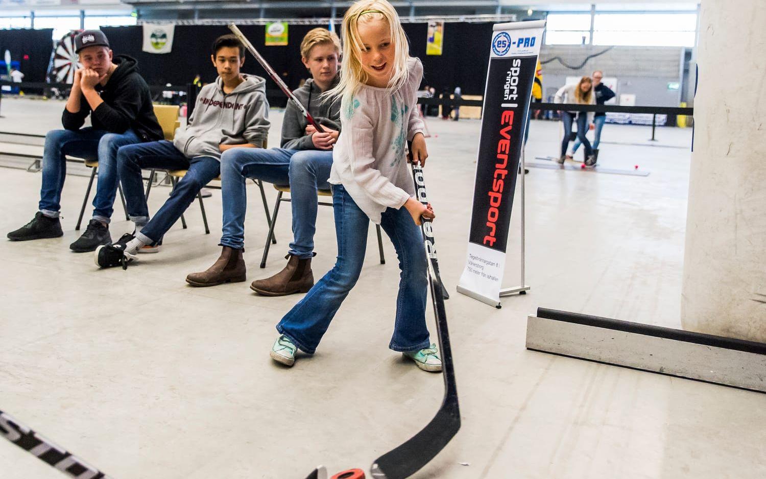 Bild: Christian Flodin. Alice Tholén håller på med segling vanligtvis, men passade även på att prova ishockey under Let´s Moves första dag i Arena Vänersborg.