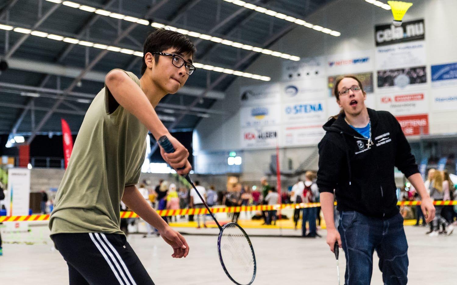 Bild: Christian Flodin. Abolfazl Gholami testar badminton.