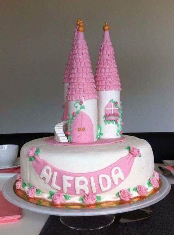 Maria Karlsson har bakat en slottstårta till en liten prinsessa på hennes födelsedag.