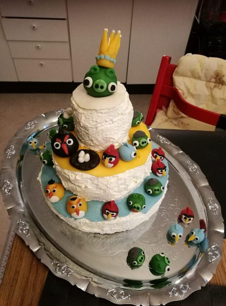 Emelie Tyrlinder bakade tårta och garnerade med karaktärerna från spelet Angry birds till sin son i början av året när han fyllde fem år. "Jag blev ganska nöjd och sonen blev väldigt nöjd", säger hon.