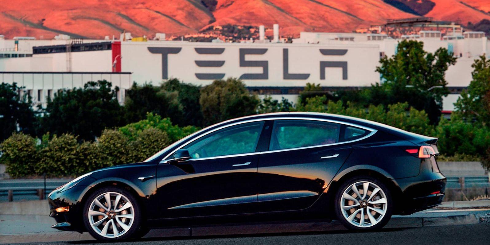 Teslas Model 3 är bilen som kan innebära vinna eller försvinna för bolaget. Arkivbild.