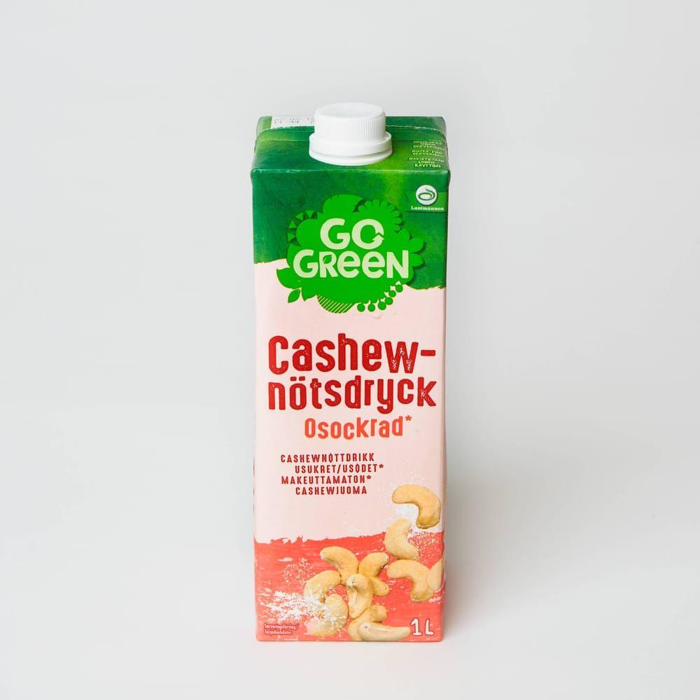 Två fyrar. Cashewnötsdryck, osockrad (Go Green)  Pris/ inköpsställe: 19,50 kr/ Ica  Innehåller: Vatten, malda cashewnötter (3 %), salt.    Fetthalt: 1,5 g per 100 ml Tillsatt socker: -  Tillsatta vitaminer: - Plus: Mild nötkaraktär. Törstsläckare. Minus: Tråkig. Besk smak. Lite för vattnig. !!!: Funkar i bakning.