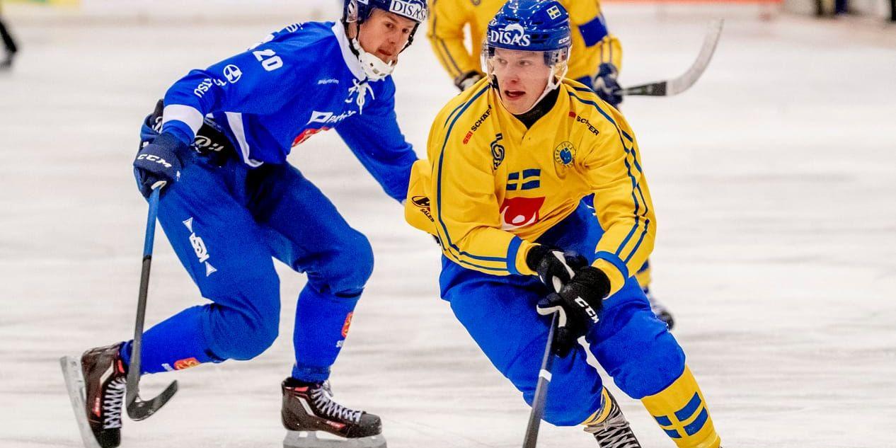 Erik Pettersson åker igenom Finlands försvar i VM-matchen där han gjorde två mål, båda på straffslag. Skridskoåkningen är 23-åringens allra vassaste egenskap, enligt förbundskapten Svenne Olsson.