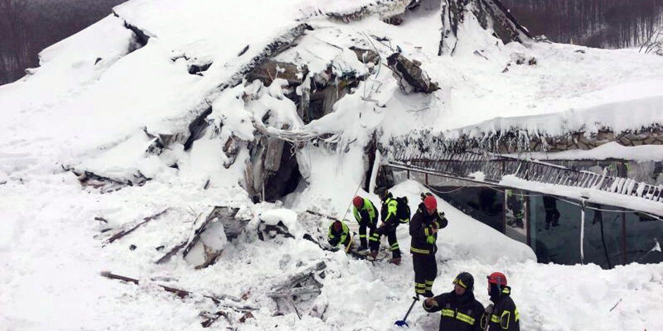 Italienska räddningsarbetare letar efter överlevande i hotell Rigopiano i närheten av Farindola som krossades av en lavin i januari. Arkivbild.