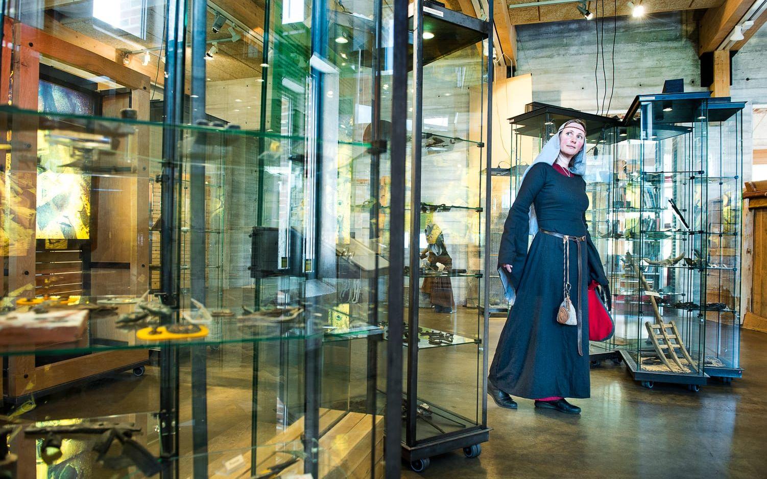 Museipedagogen Greta Åberg, klädd som en kvinna från övre medelklassen på 1200-1300-talet. Bilder: Stefan Bennhage