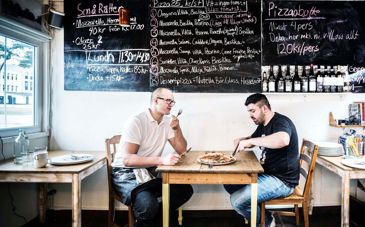 Ville Ilola och Besmir Balaj har tillbringat mycket tid i Neapel för att lära sig allt om pizzahantverket. I fjol gav de ut boken Pizza Napoletana där de samlade alla sina erfarenheter. Bild: Maja Kristin Nylander