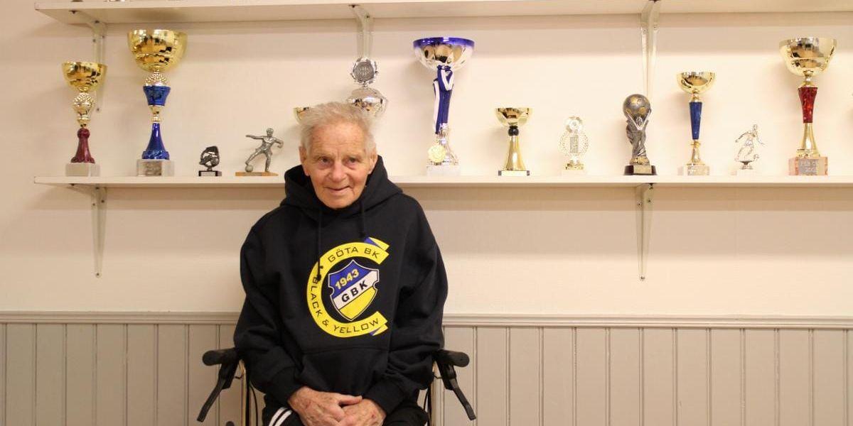 Ödmjuk. Johan Söder, 91 år gammal, är en av grundarna till Göta Bollklubb och är 74 år senare fortfarande aktiv som ledare.