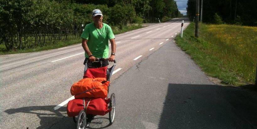 Rune Larssons långa löpsträcka från södra Europa till Trollhättan är på väg mot sitt slut. I går kom han hem till Trollhättan, här syns han vid Lindveden mellan Sjuntorp och Trollhättan.