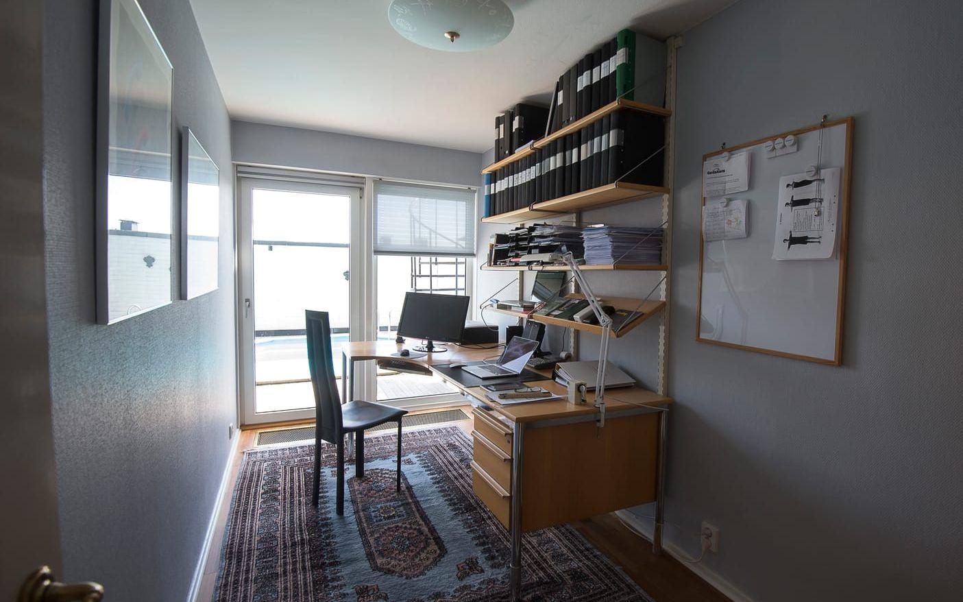 Ett av sovrummen används just nu som kontor. Bild: Jörgen Alström