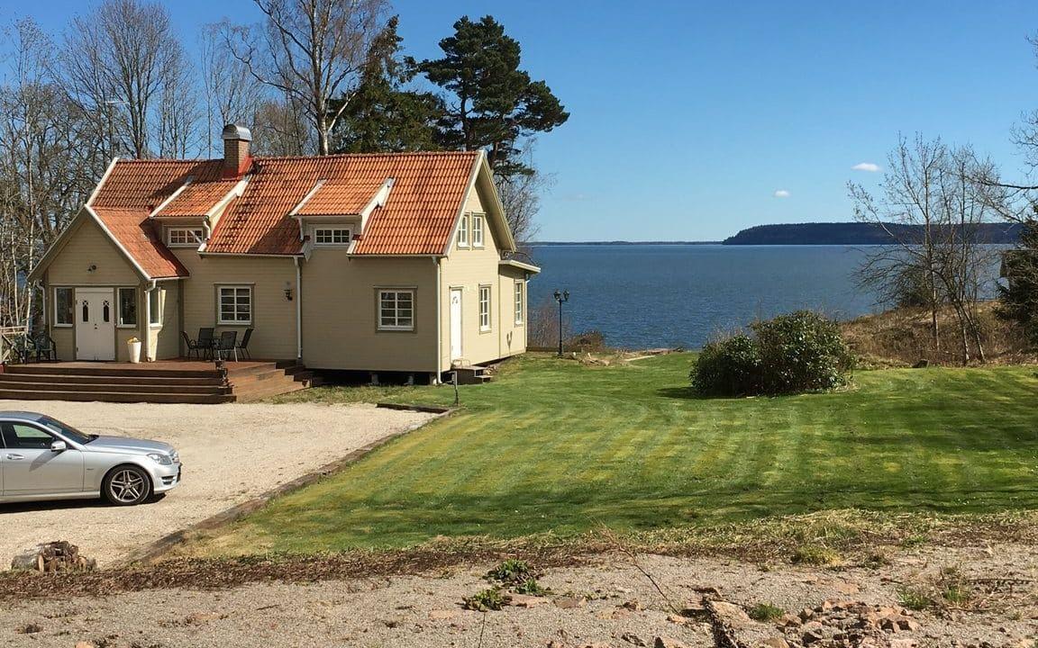 Den här sexrumsvillan vid Vänerns strand är dyrast i hela TTELA:s område. Bild: Era hus och hem