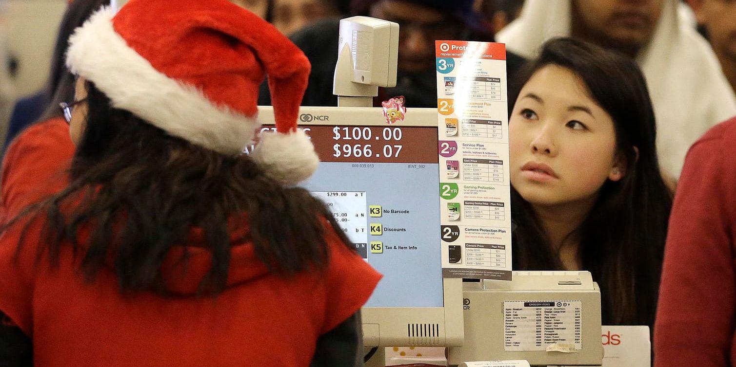 Amerikanska butikskedjan massanställer inför de kommande helgerna. På bilden en kassörska i en Target-butik i Colma, Kalifornien. Arkivbild.