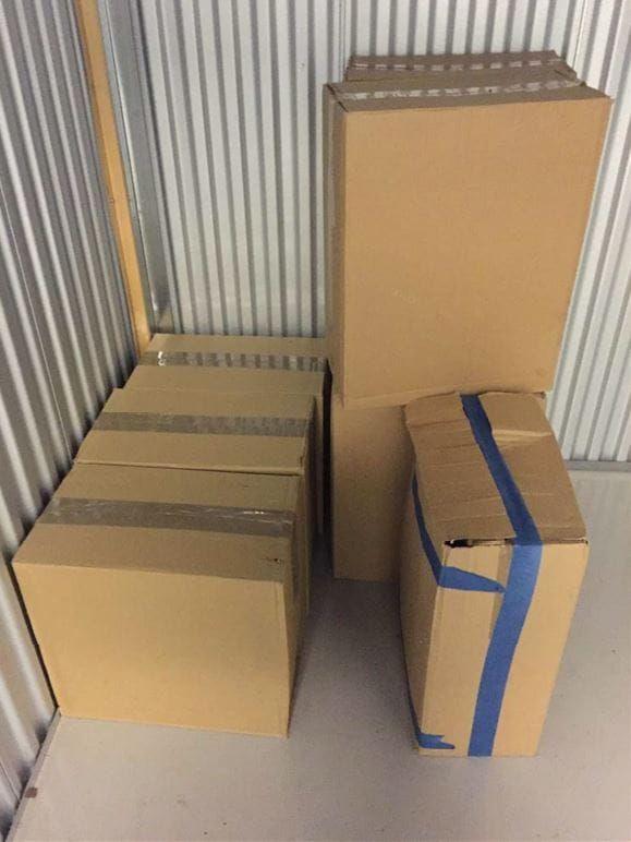 Några lådor med cigaretter, som misstänks ha smugglats in till landet, påträffades i ett förråd på Sylte i mars. Foto: Polisens förundersökningsprotokoll