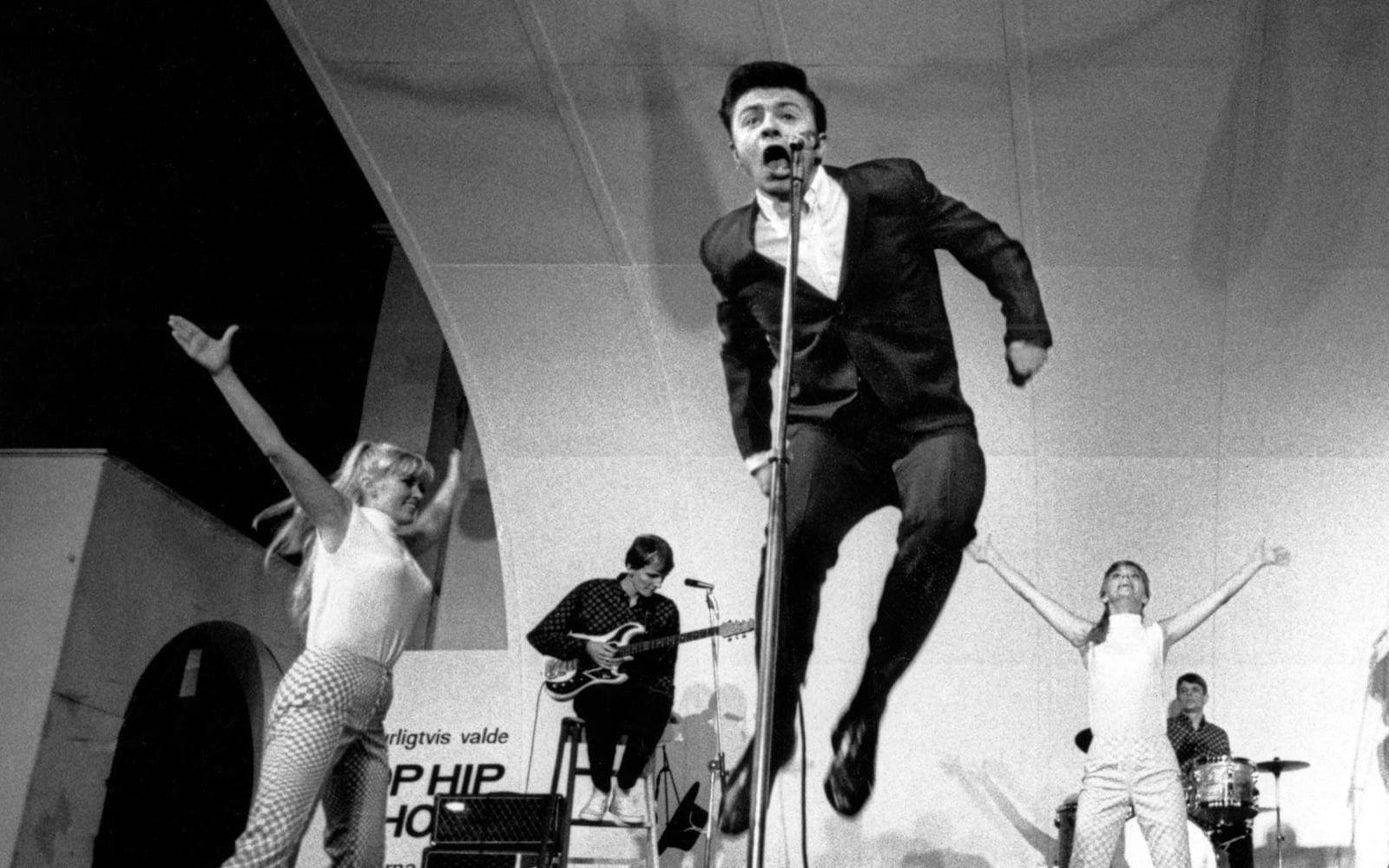 Jerry Williams uppträder på Gröna Lund i Stockholm i maj 1966. 
