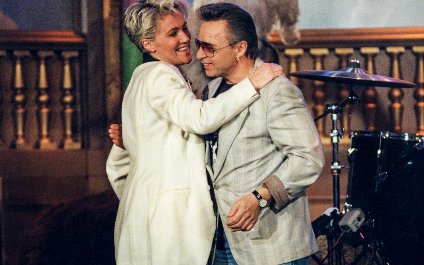 Sångerskan Marie Fredriksson och rocksångaren Jerry Williams i en omfamning 27:e februari 1993.