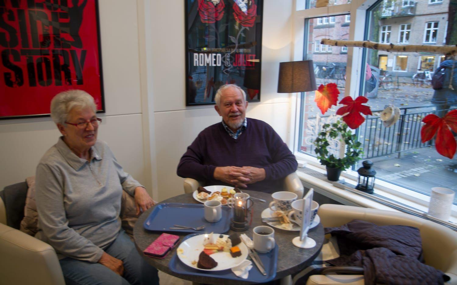 Två av tre i sällkapet är Anne-Gerd Kvitvik och Lasse Westman. För Lasse är det första gången han avnjuter afternoon tea. ”Det var gott allt ihop”, säger han.