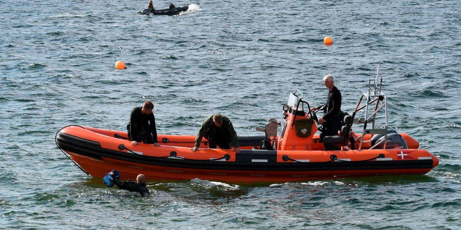 Utanför Amager i Köpenhamn fortsätter danska myndigheter att leta efter journalisten Kim Walls kvarlevor. Bild från dykningar på tisdagen.