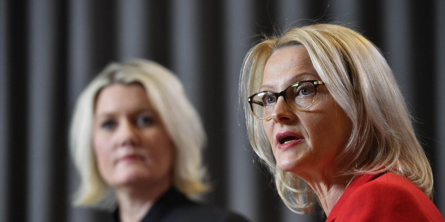Heléne Fritzon (till höger) nu migrationsminister, toppar Socialdemokraternas lista i valet till EU-parlamentet. Till vänster syns partisekreteraren Lena Rådström Baastad.