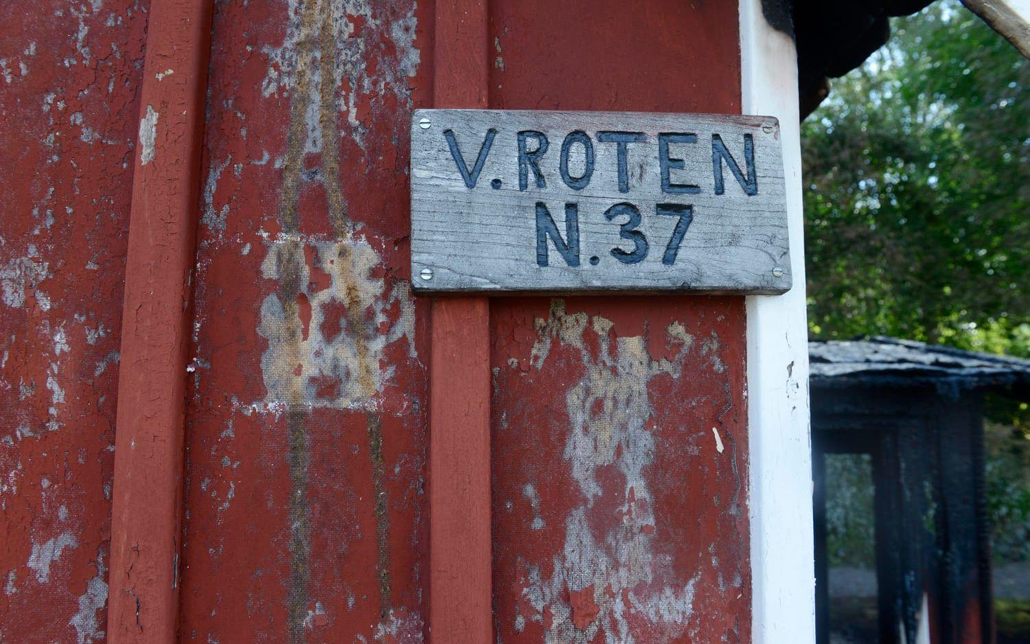 En skylt visar husets gamla adress.