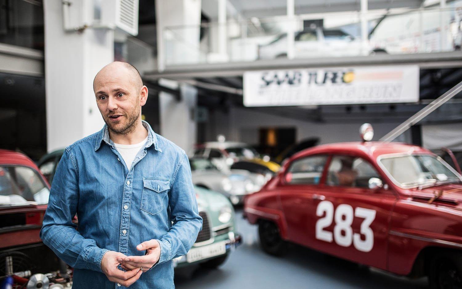 Niklas Anderssons pappa jobbade på Saab, så han har växt upp med bilmärket. Nu tycker han det är kul att få vara med och bidra i hyllningen vid 70-årsjubileet. Bild: Andreas Olsson