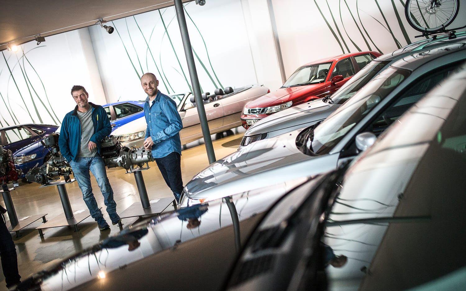 Niklas Andersson och Johan Wedenström har valt ut 16 bilar som ska fotograferas inför Saabs 70-årsjubileum. 16 bilar ska med i den exklusiva bildlådan, som görs i 900 exemplar. Bild: Andreas Olsson