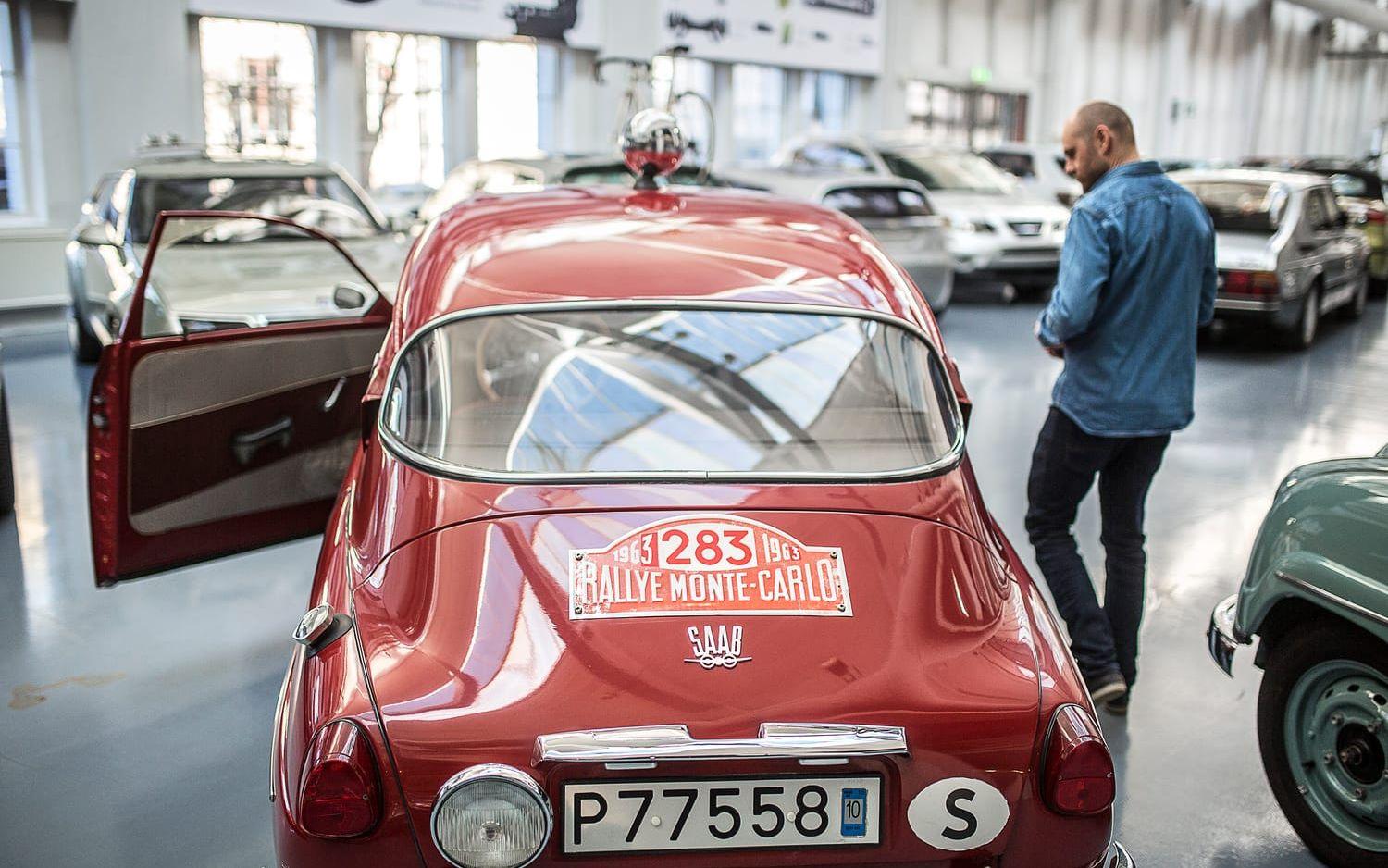 Niklas Andersson och Johan Wedenström har valt ut 16 bilar som ska fotograferas inför Saabs 70-årsjubileum. Den här replikan av en Saab 96, som Erik Carlsson ”på taket” vann Monte Carlo-rallyt med 1963, är en av de många bilar som ska med i den exklusiva bildlådan, som görs i 900 exemplar. Bild: Andreas Olsson