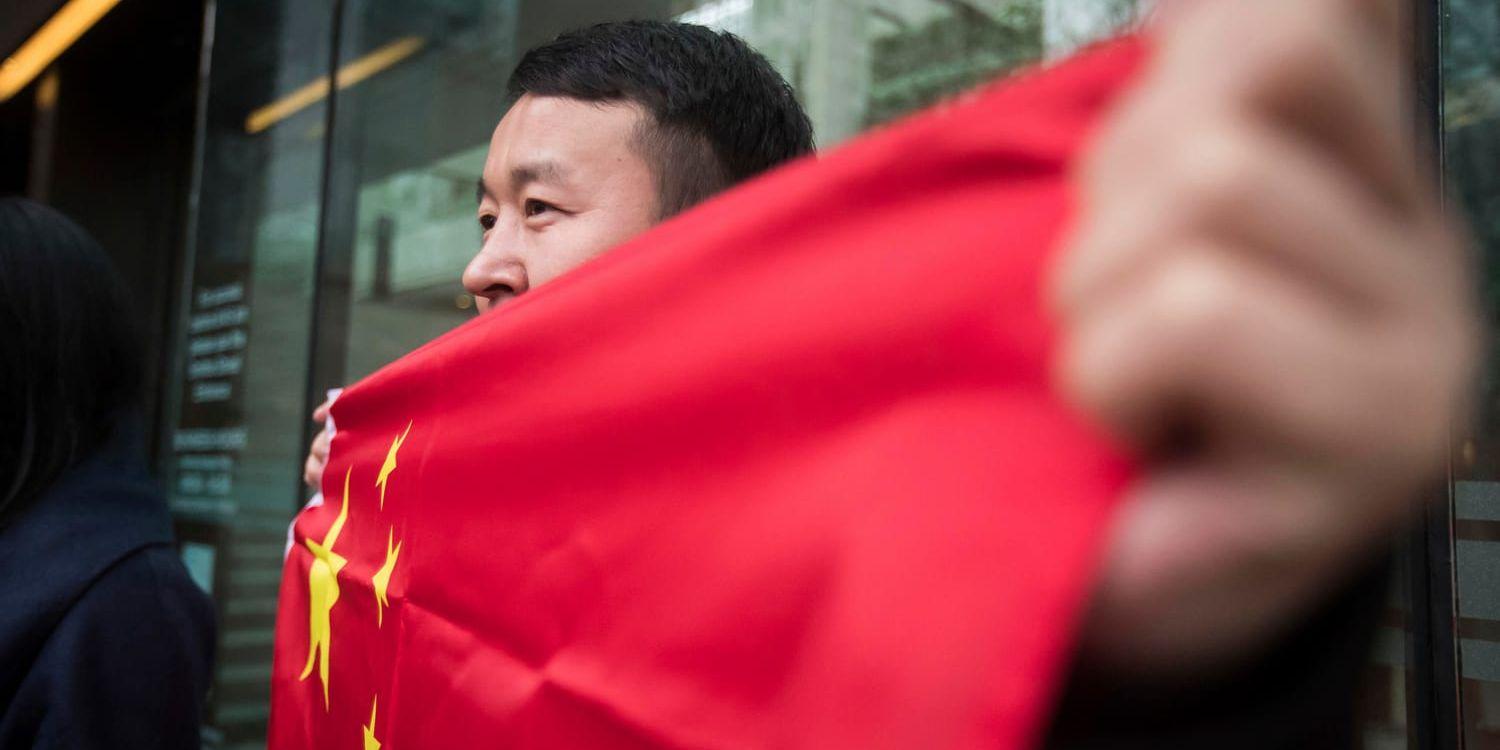 Fallet Meng Wanzhou komplicerar relationen mellan USA och Kina. Bilden visar en kinesisk demonstrant vid domstolen i Vancouver.