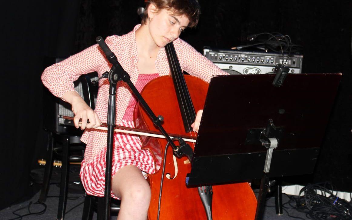 Ylva Wiklund underhöll på cello.