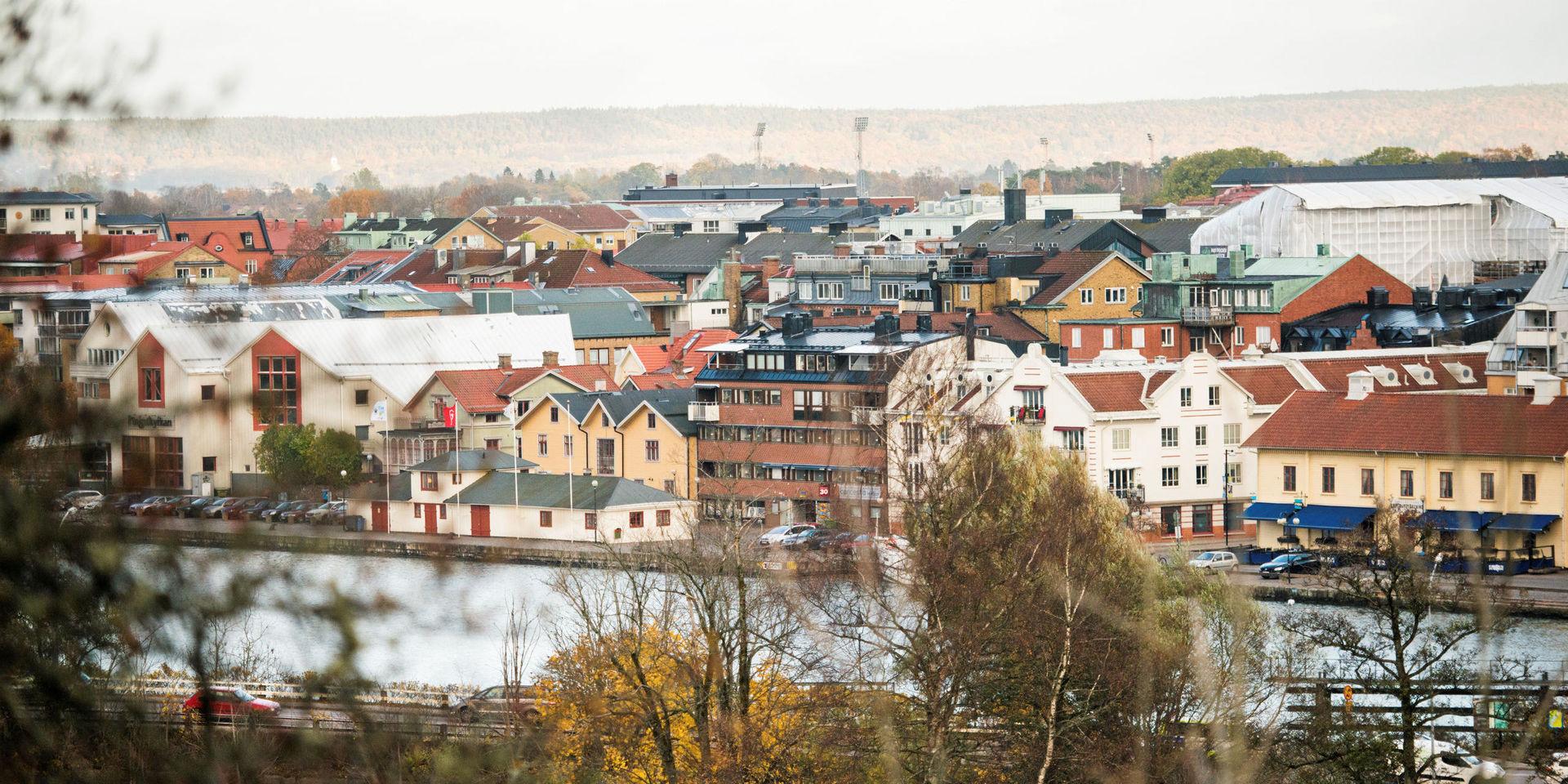 Utflyttat. Det kan inte finnas ett huvudkontor i varje kommun, men de stora städerna och sådana som Borås, Jönköping, Trollhättan och Uddevalla, större städer med högskola, bör kvalificera sig, skriver debattörerna.