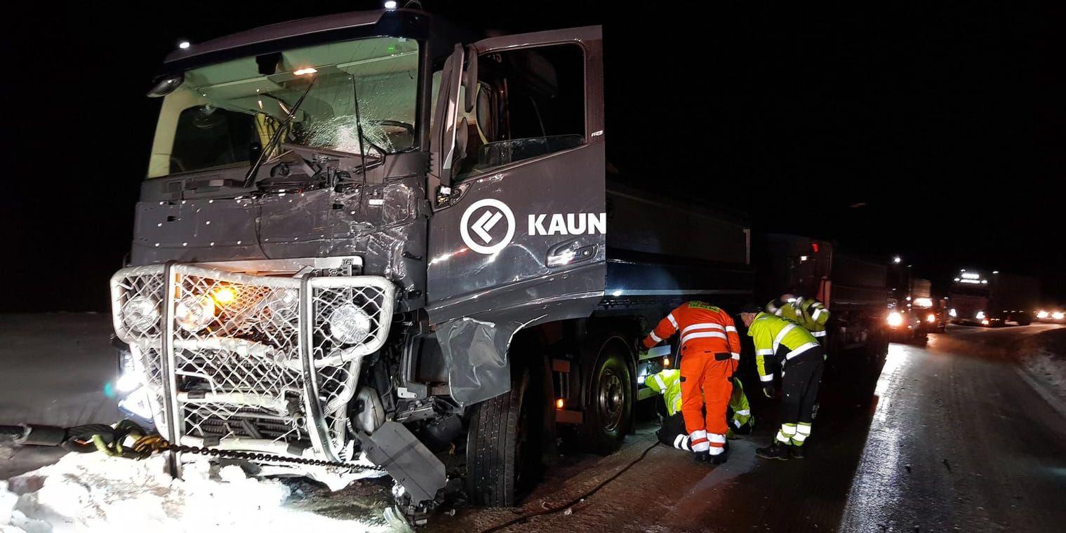 En malmbil har frontalkrockat med en personbil. Olyckan, som krävde sex liv, inträffade i natt på länsväg 395 i Kiruna kommun.
